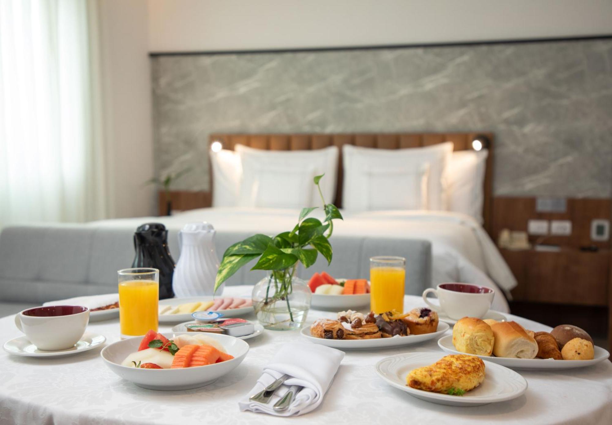 Melia Jardim Europa Hotel Sao Paulo Bagian luar foto A breakfast in bed