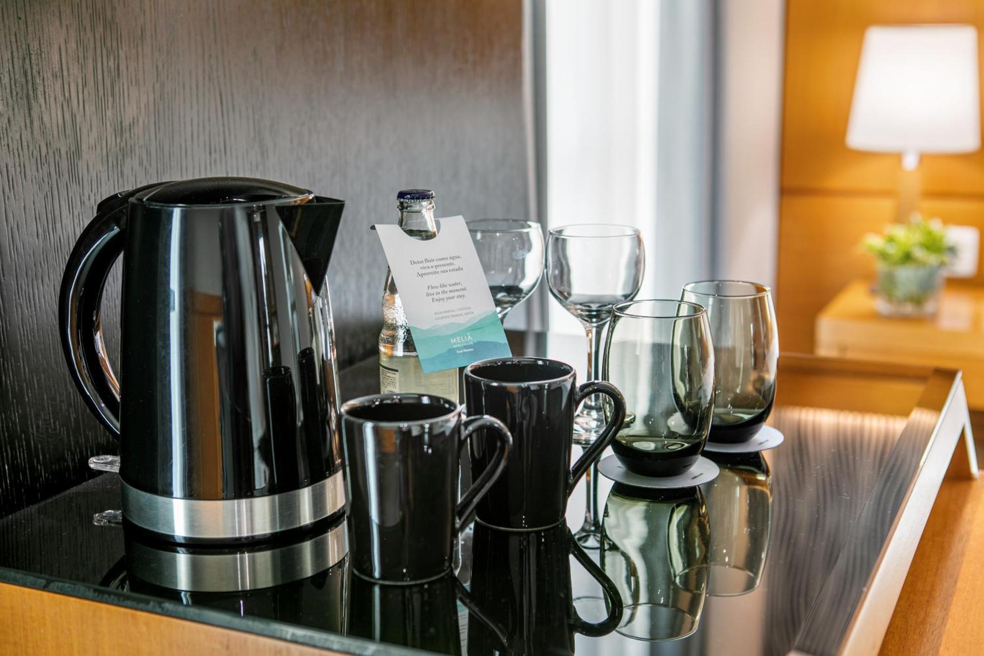 Melia Jardim Europa Hotel Sao Paulo Bagian luar foto A kettle in a hotel room