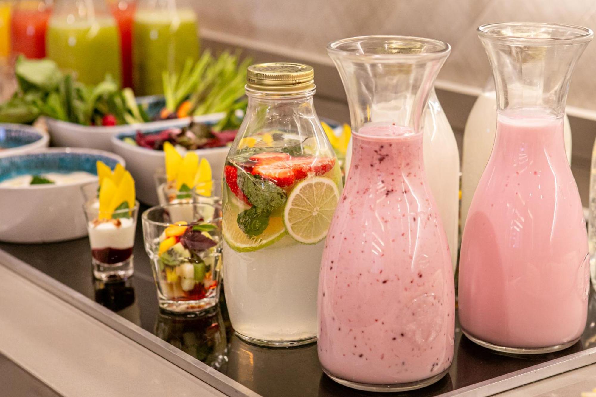 Melia Jardim Europa Hotel Sao Paulo Bagian luar foto A selection of fruit drinks