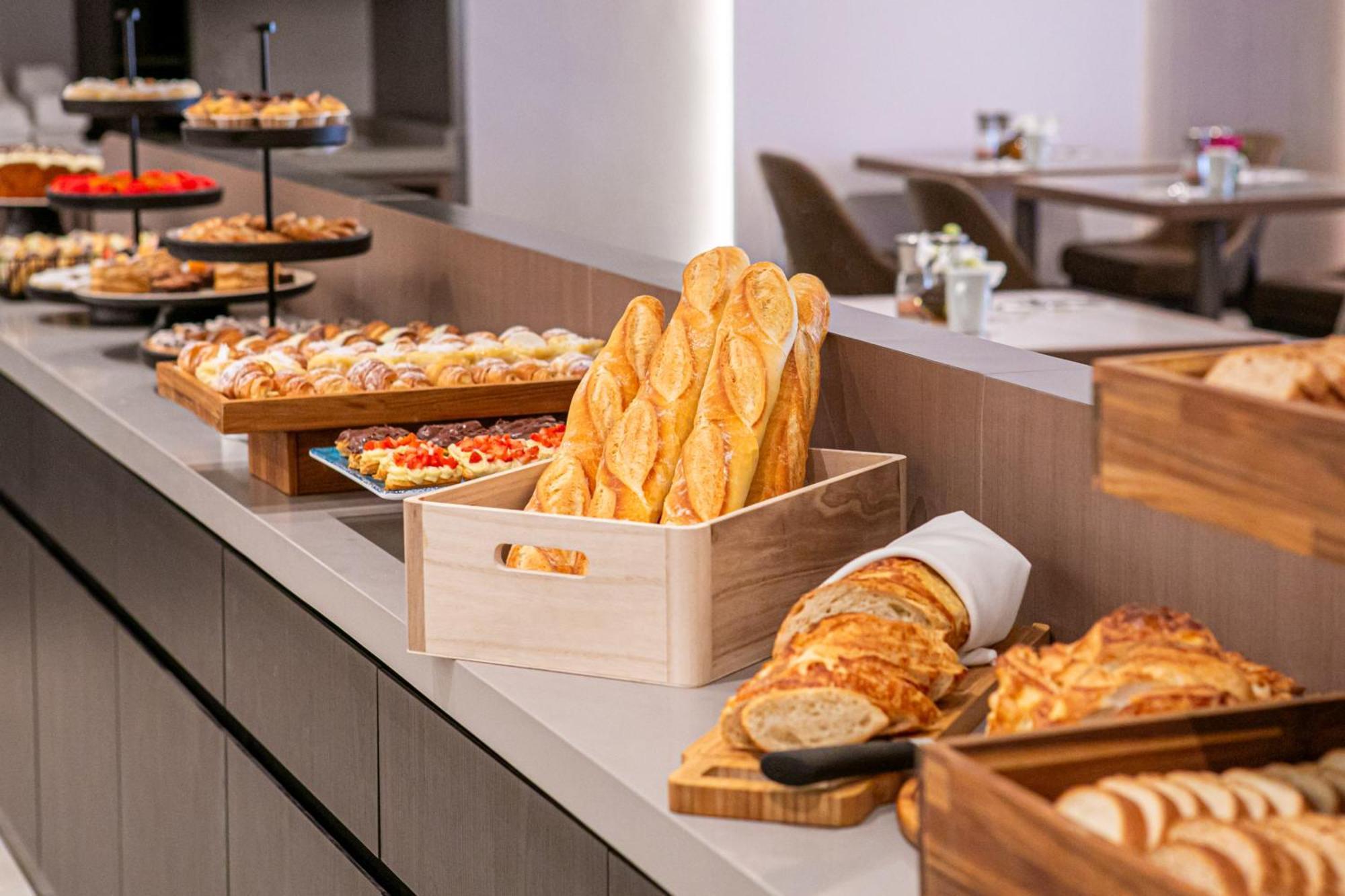 Melia Jardim Europa Hotel Sao Paulo Bagian luar foto Breads at a buffet