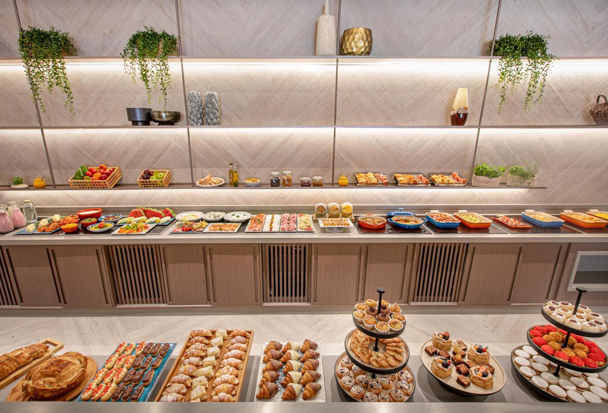 Melia Jardim Europa Hotel Sao Paulo Bagian luar foto A buffet at a hotel